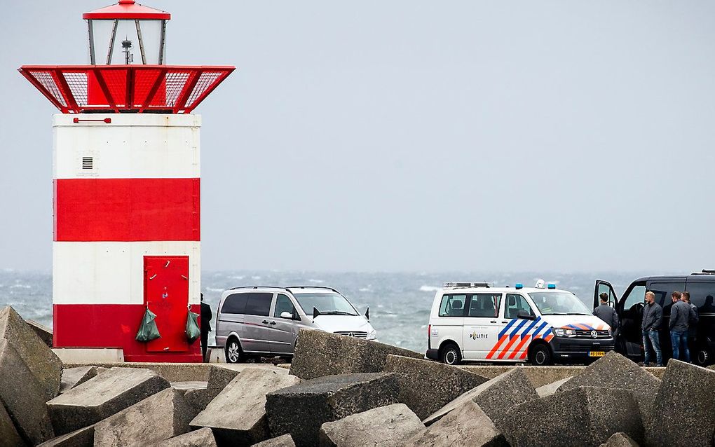 Hulpdiensten en een lijkwagen bij het Noordelijk Havenhoofd in Scheveningen. beeld ANP, Sem van der Wal