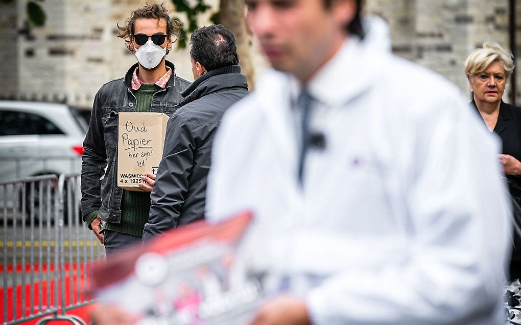 Thierry Baudet van de partij Forum voor Democratie deelt in Den Bosch een FVD-krant uit aan voorbijgangers. beeld ANP