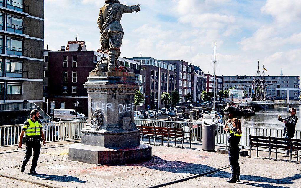 Het standbeeld van Piet Hein in Rotterdam-Delfshaven is beklad en besmeurd. beeld ANP