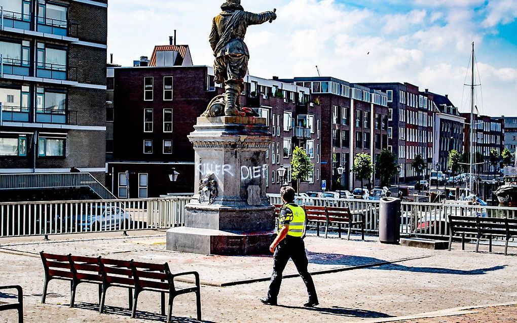 Het standbeeld van Piet Hein in Rotterdam-Delfshaven is beklad en besmeurd. Over de hele wereld worden standbeelden van omstreden personen omver getrokken uit protest tegen racisme. beeld ANP