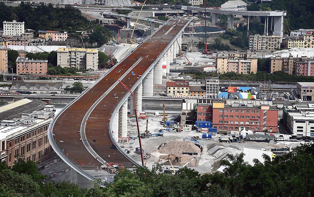 De nieuwe snelwegbrug in de Italiaanse havenstad Genua, 12 juni. beeld EPA