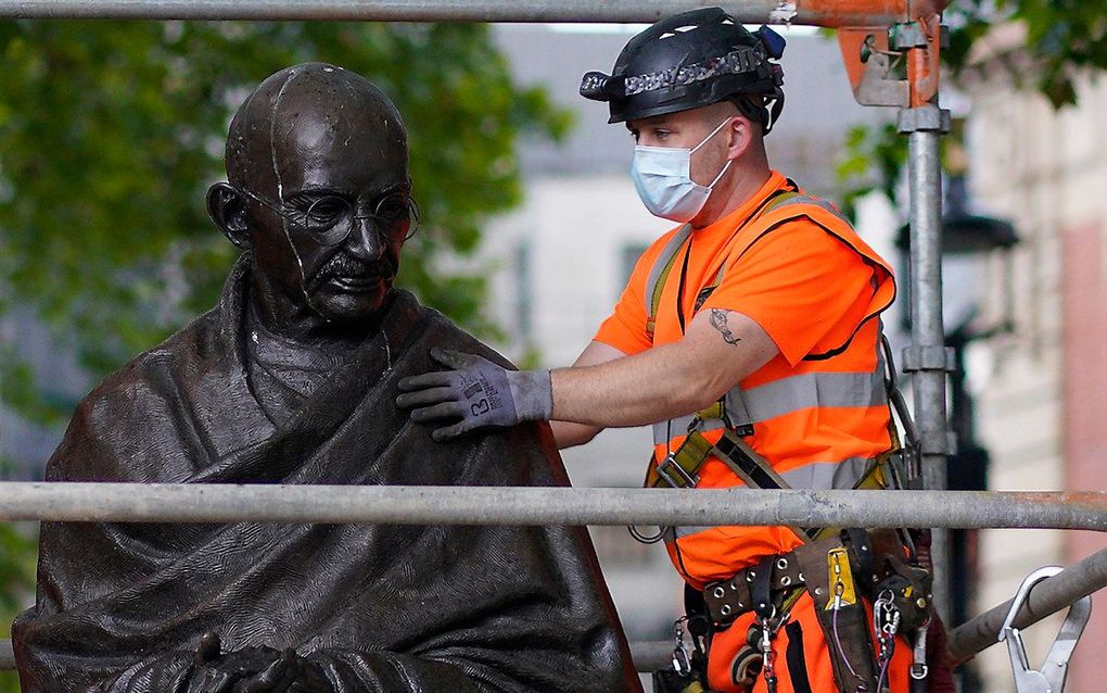 Dit beeld van Gandhi in het centrum van Londen werd een paar dagen geleden preventief beveiligd tegen vandalisme. beeld EPA