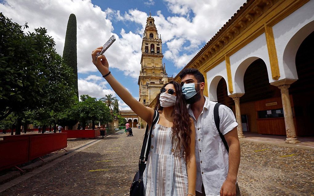 Te verwachten valt dat, met de verdere versoepeling van de coronamaatregelen, het ‘oude normaal’ op sociale media even snel zal terugkeren als het halverwege maart verdween. Foto: toeristen in de Spaanse stad Cordoba, 13 juni. beeld EPA