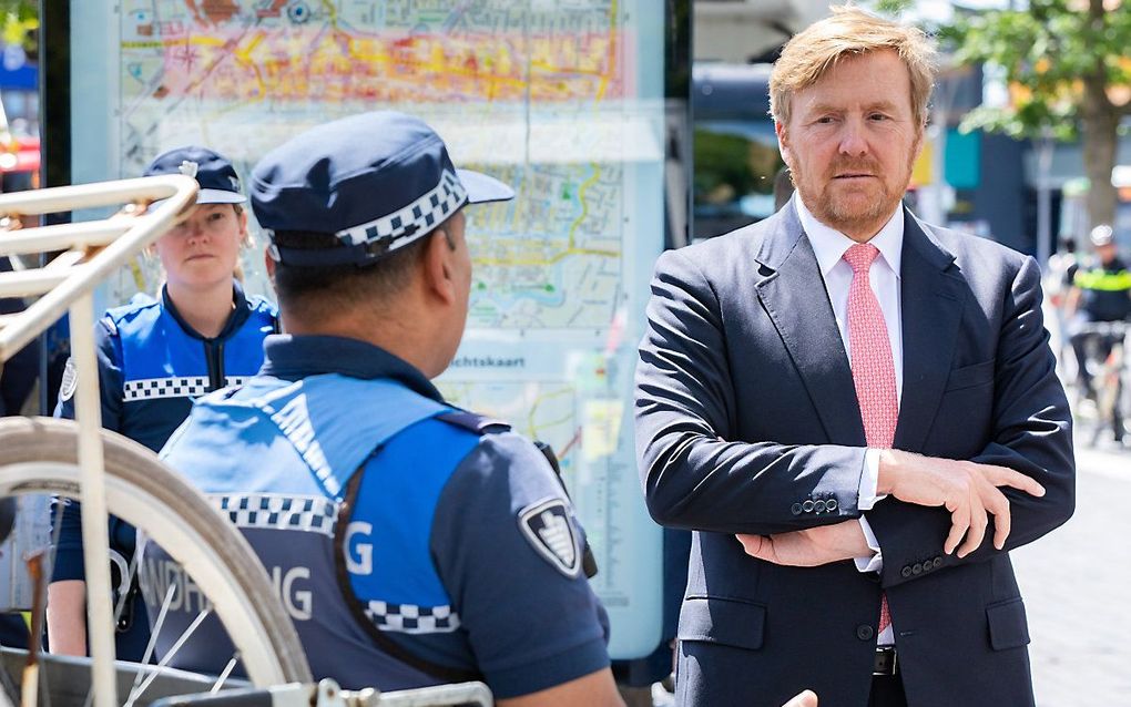 Koning Willem-Alexander bezoekt maandag 15 juni het Politiehandhavingsteam in Leiden, Nederland. Daar ontmoet hij de Buitengewone Rechercheurs (BOA's) en politieagenten met wie de BOA's nauw samenwerken. Beeld: ANP / Wesley de Wit