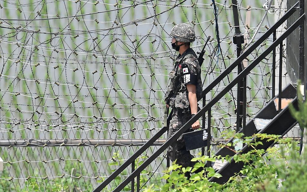 Een Zuid-Koreaanse militair aan de grens met Noord-Korea. beeld AFP