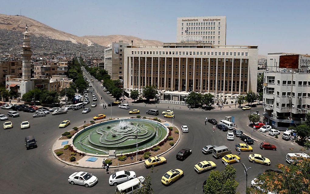 De rotonde voor het gebouw van de centrale bank van Syrië in Damascus. beeld AFP