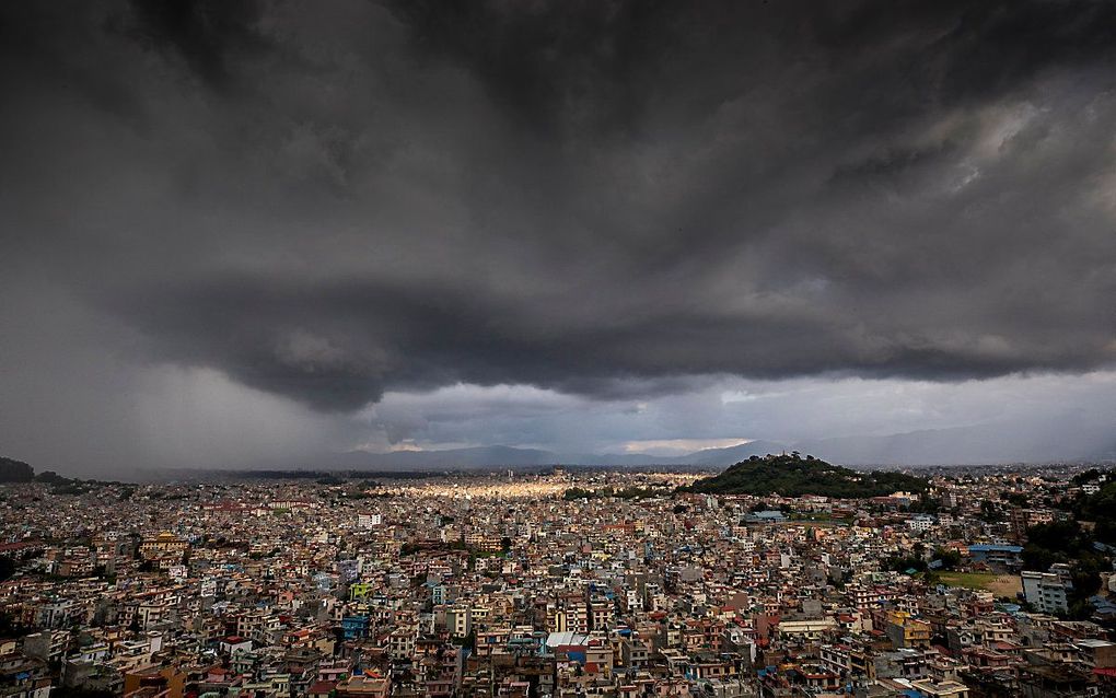 Moessonwolken verzamelen zich boven Kathmandu, de hoofdstad van Nepal. beeld EPA