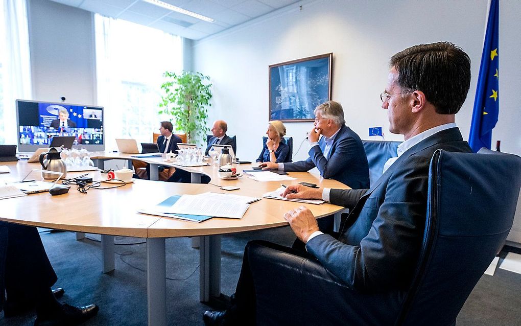 Rutte belt met EU-collega's. beeld ANP