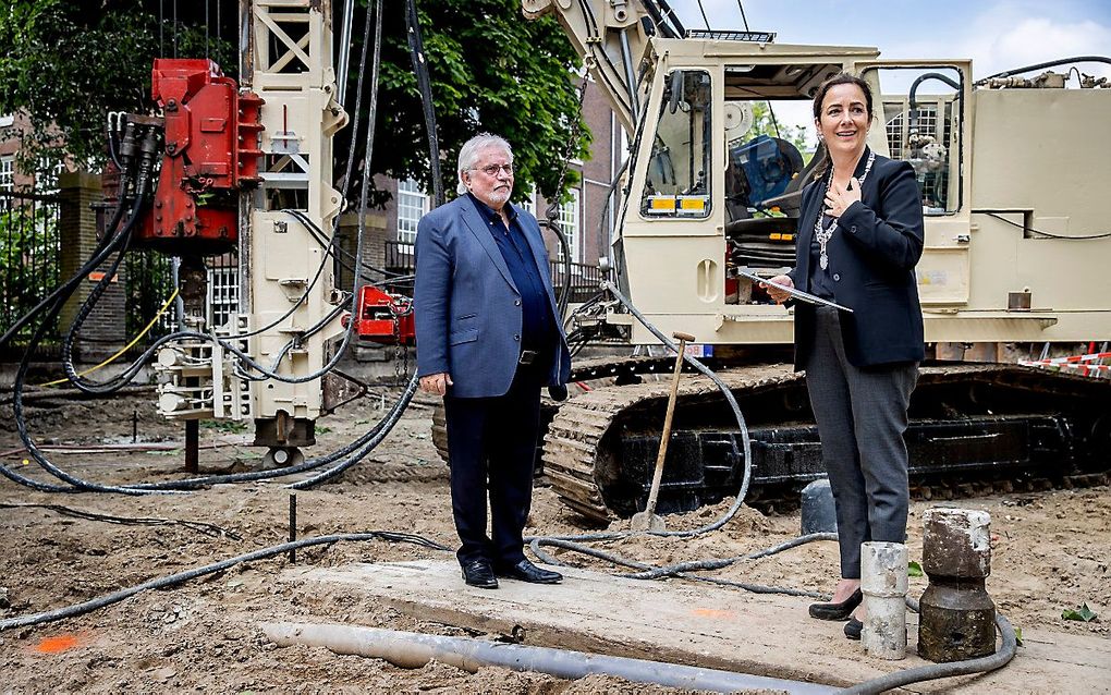 Iedereen die dat wil, kan voor 50 euro een steen adopteren. Het Namenmonument is naar verwachting halverwege 2021 klaar. Foto: burgemeester Halsema van Amsterdam ontvangt een geadopteerde naam. beeld ANP, Koen van Weel