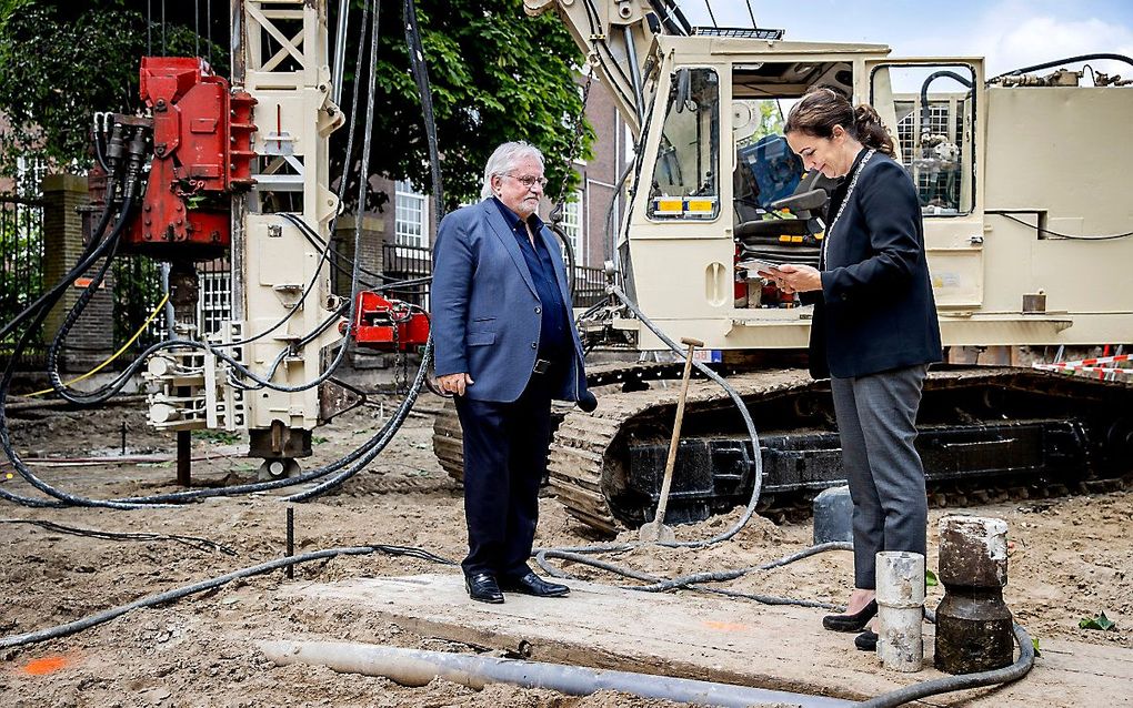 Burgemeester Femke Halsema ontvangt een geadopteerde naam van de 5-jarige Femke van Soest, een van de holocaust-slachtoffers uit handen van Jacques Grishaver, voorzitter Nederlands Auschwitz Comite, na afloop van het slaan van de eerste paal voor het Nati