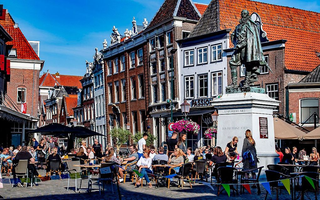 Het beeld van Jan Pieterszoon Coen tijdens een demonstratie. beeld ANP