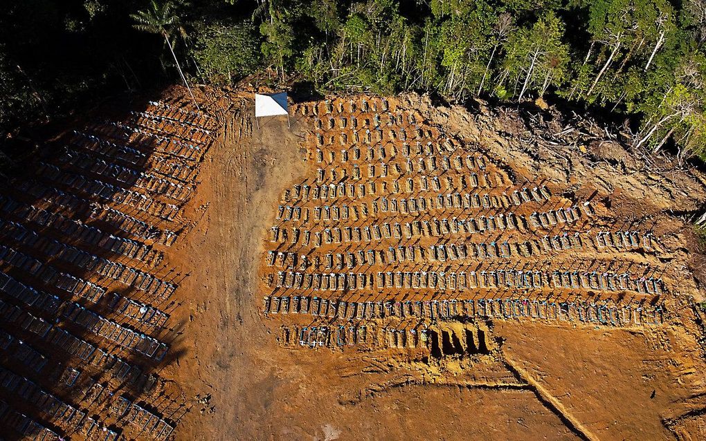 Luchtfoto met graven op de begraafplaats Nossa Senhora Aparecida in Manaus op 21 juni 2020. Het coronavirus heeft wereldwijd sinds de uitbraak in december vorig jaar in China minstens 464.423 mensen gedood, zijnde Brazilië, Latijns-Amerika's ergste land m