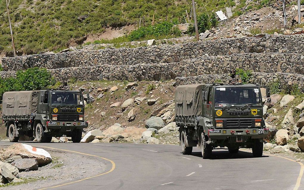 Truck van het Indiase leger in Kashmir. beeld EPA