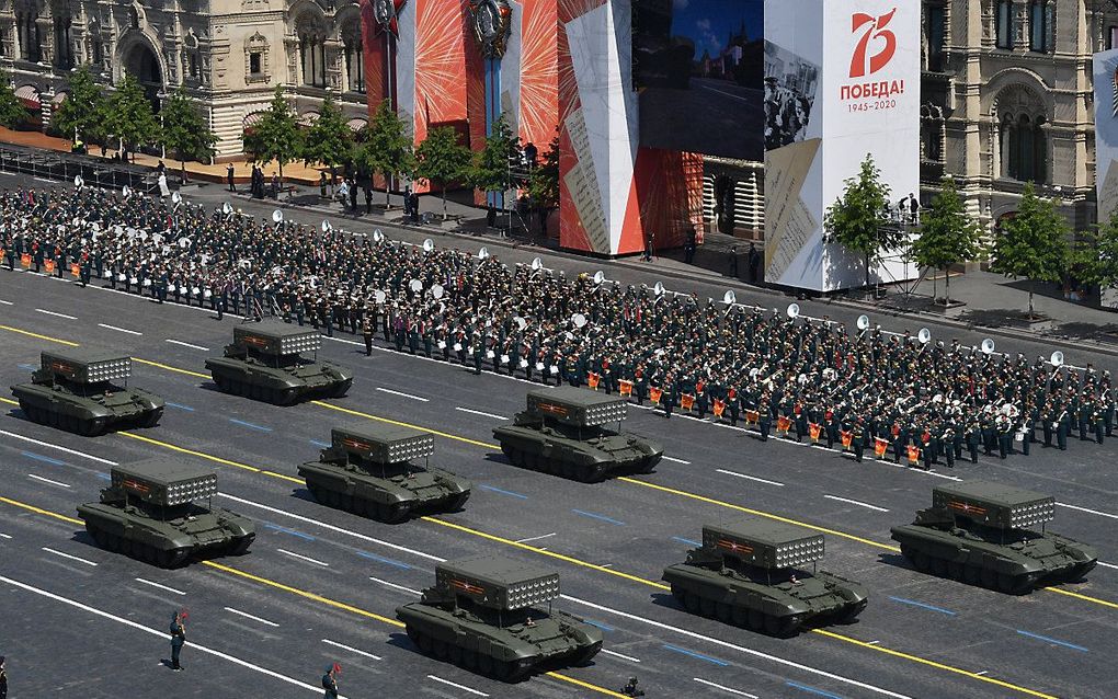 Russische soldaten en militaire voertuigen tijdens een parade in Moskou. beeld EPA