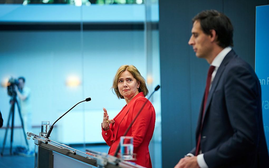 Minister Hoekstra van Financien en Minister Cora van Nieuwenhuizen van Infrastructuur en Waterstaat geven vrijdag een toelichting over het financiele steunpakket aan KLM. beeld ANP, Phil Nijhuis