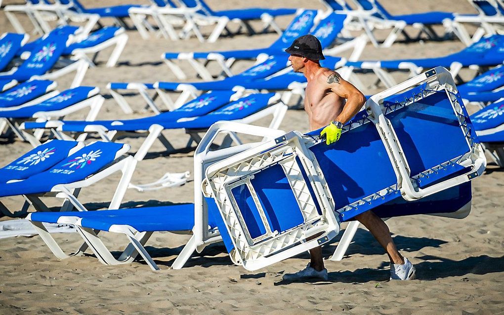 Een strandtenthouder in Zandvoort rekende vrijdagochtend op badgasten. beeld EPA