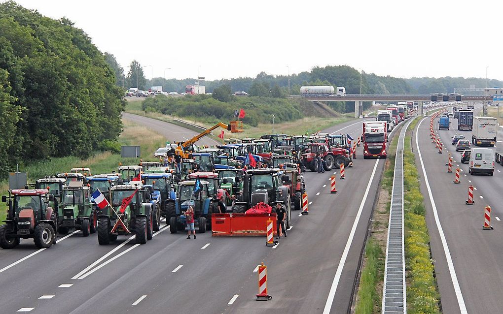 Boeren staan met trekkers op de A1 tussen Hengelo en Apeldoorn. beeld ANP