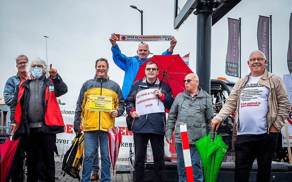 Een kleine groep boze FNV-leden protesteert voorafgaand aan de vergadering van het ledenparlement tegen de hervorming van het pensioenstelsel. beeld ANP