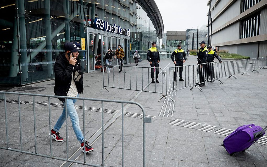 Politieagenten van de Mobiele Eenheid (ME) en hekken bij station Utrecht Centraal. beeld ANP