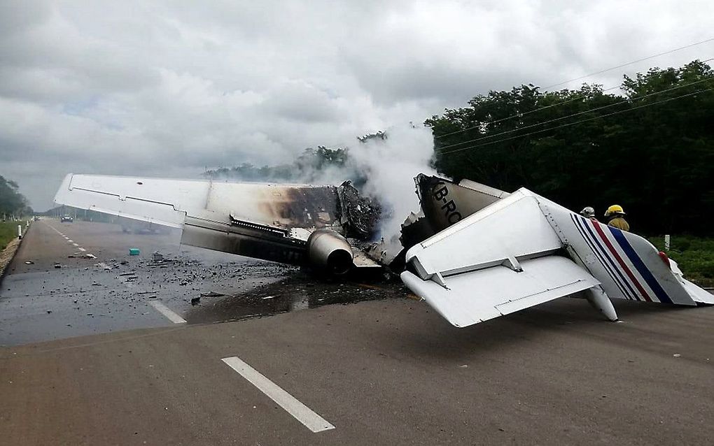 Een vliegtuig dat naar verluidt drugs vervoerde, vloog in brand toen het op een snelweg landde in de zuidoostelijke Mexicaanse staat Quintana Roo, een toeristische regio in de Mexicaanse Caraïben. Beeld EPA / Str