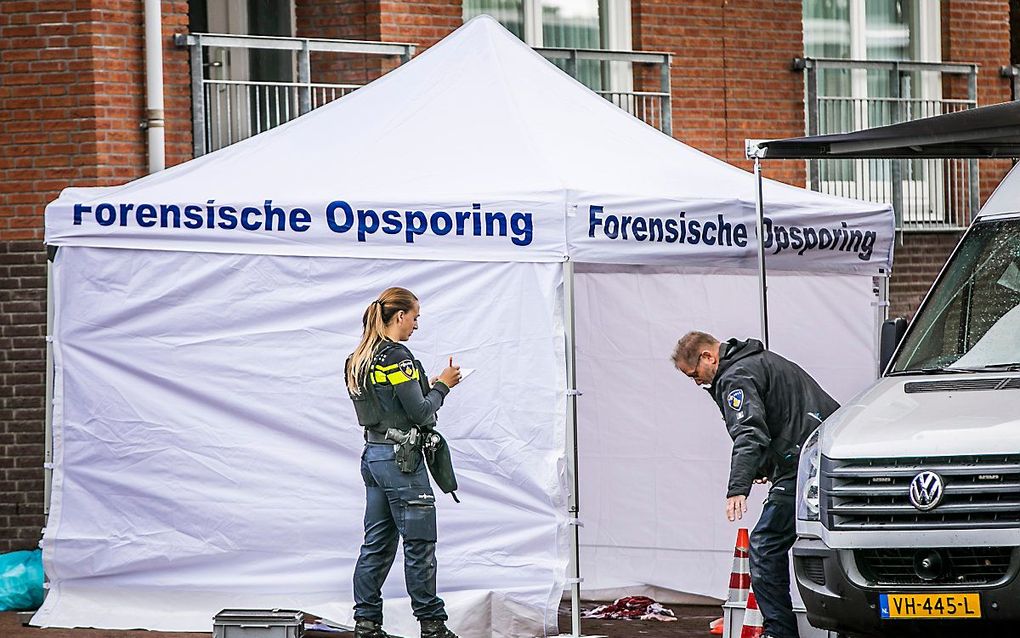 Onderzoek door de Forensische Opsporingsdienst nadat een schietincident bij het Thorbeckeplein een man het leven heeft gekost. Beeld ANP Roland Heitink