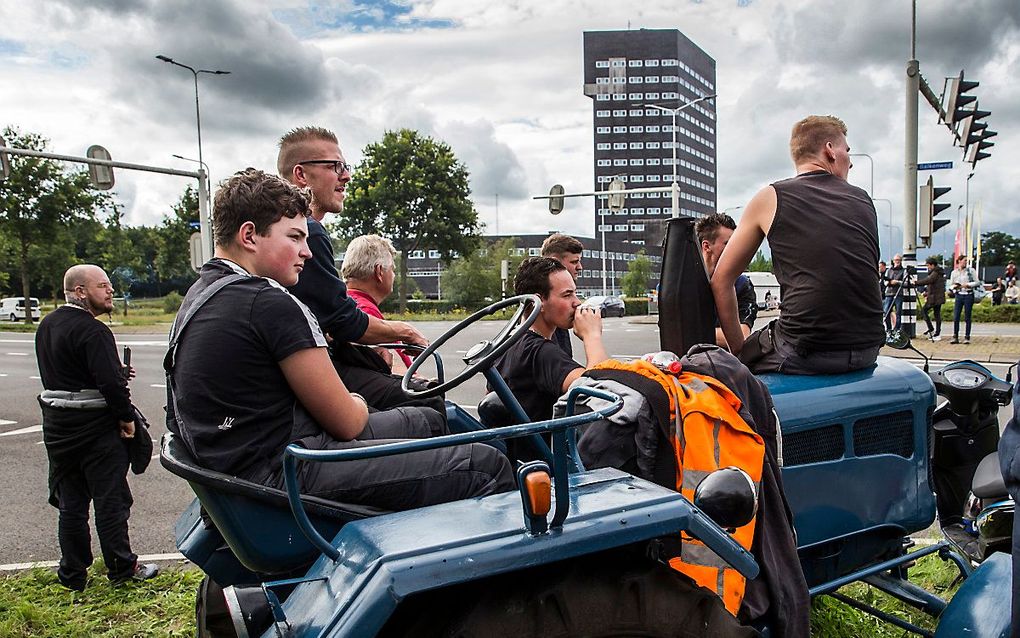 Familieleden en sympathisanten verzamelden zich woensdagmiddag bij het politiebureau in Assen, waar 57 melkveehouders werden vastgehouden na de blokkade met tractoren en auto's van het afvalverwerkingsbedrijf Attero in het Drentse Wijster. beeld ANP