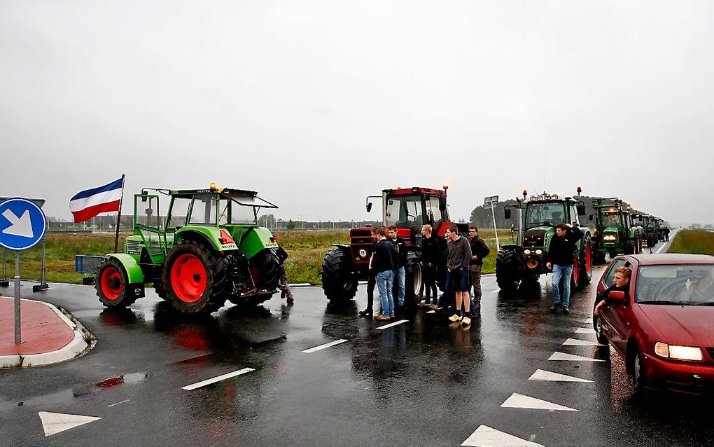 Boeren hebben zich met trekkers verzameld bij Lelystad Airport om te demonstreren. beeld ANP