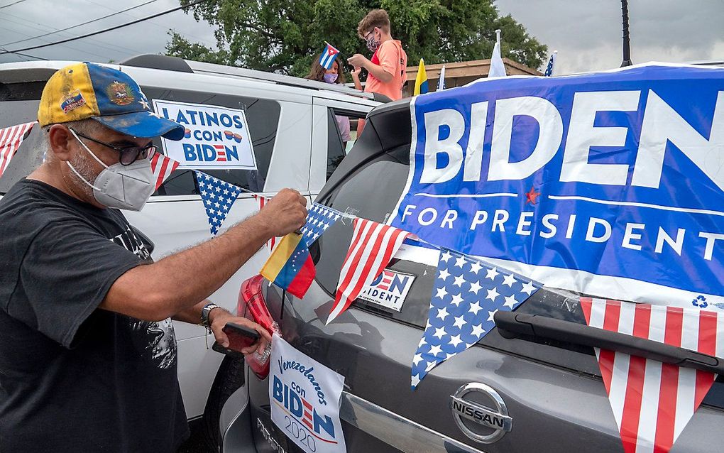 Bidenaanhangers tijdens een demonstratie tegen Donald Trump in Miami. beeld EPA