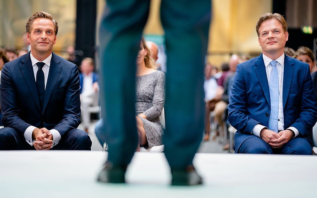 Minister Hugo de Jonge van Volksgezondheid, Welzijn en Sport (CDA) en Pieter Omtzigt (CDA) tijdens de bekendmaking van de eerste stemmingsronde voor de lijsttrekkersverkiezing van het CDA. beeld ANP