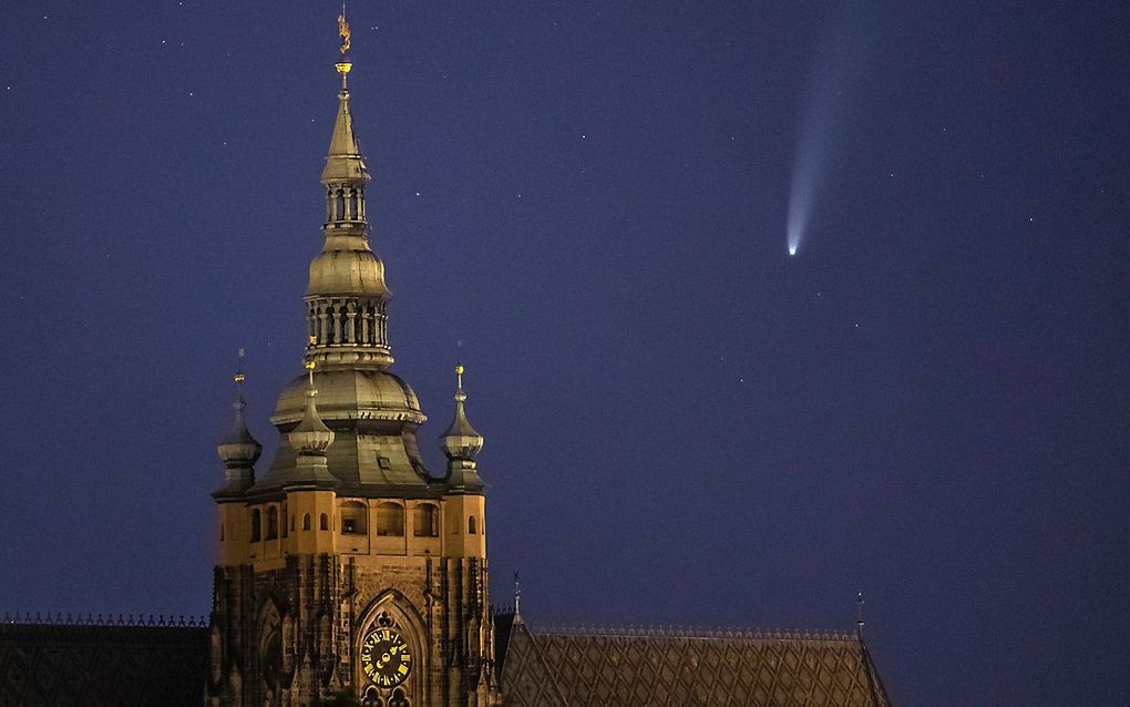 De komeet NEOWISE, met zijn opvallende lichtgevende staart. beeld EPA