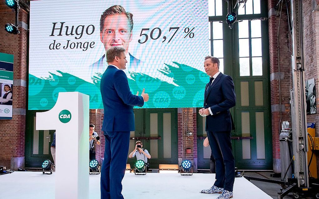 Pieter Omtzigt (l.) en Hugo de Jonge bij bekendmaking van de winnaar van de lijsttrekkersverkiezing van het CDA. beeld ANP, Sem van der Wal