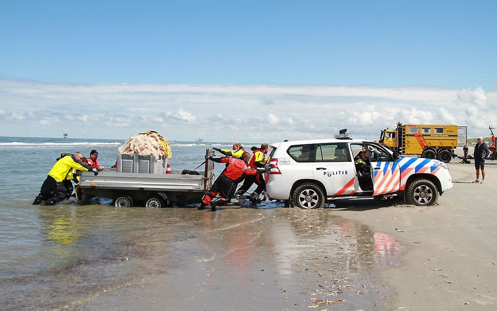 Dregteam SOAD (Stichting Opsporings Apparatuur Drenkelingen) tijdens een zoektocht naar een vermist meisje. Na dagenlang zoeken staakten de reddingsdiensten hun zoektocht naar het meisje uit Duitsland dat voor de kust van Ameland verdween. beeld ANP