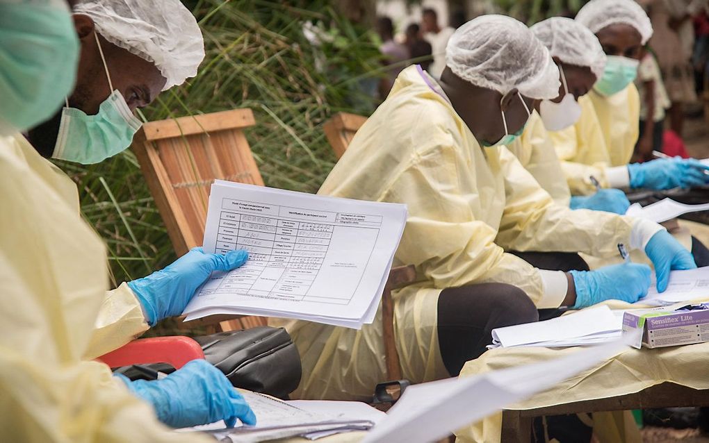 Artsen in de Democratische Republiek Congo bereiden zich voor op het vaccineren van bewoners van de Mbandaka-regio tegen ebola. beeld EPA