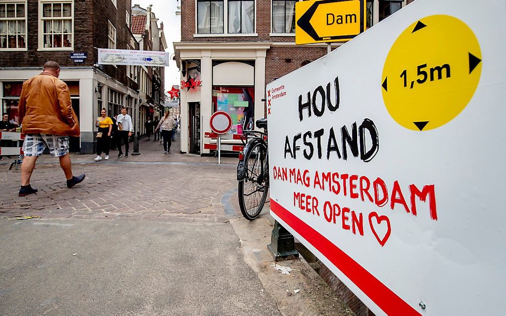 De laksere houding van het publiek ten opzichte van coronavoorschriften kan volgens zorgbestuurders leiden tot een tweede golf van de besmettelijke ziekte.  In het centrum van Amsterdam gold afgelopen weekend eenrichtingsverkeer vanwege toenemende drukte 