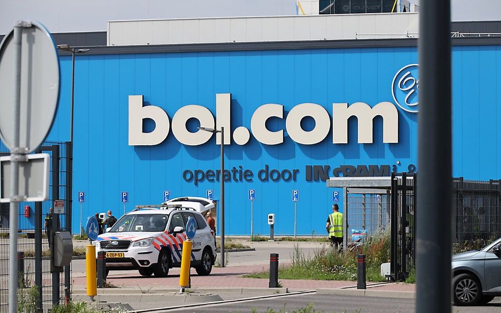 Politie bij het distributiecentrum van Bol.com, waar een gewapende overval plaatsvond. Beeld ANP, Erik Haverhals