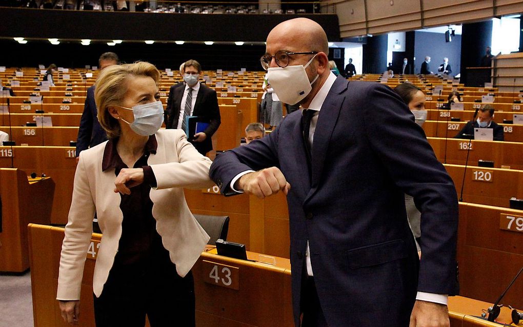 Voorzitter van de Europese Commissie Ursula von der Leyen (links) en voorzitter van de Europese Raad Charles Michel. beeld EPA