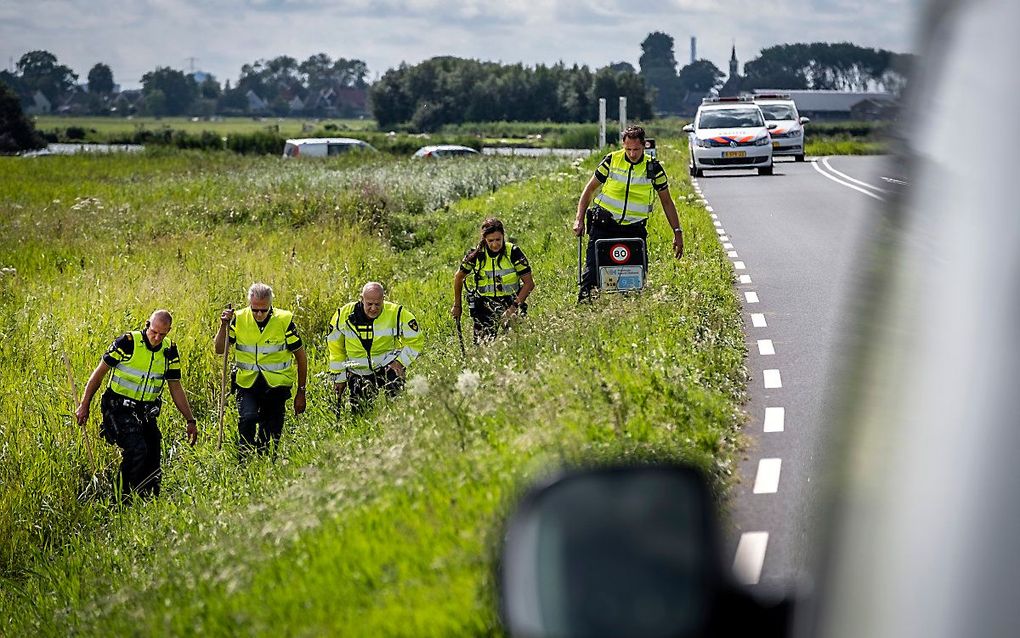 Politie doet onderzoek in de berm op de plek waar een meisje van 14 jaar uit Marken is gevonden langs de dijk tussen Monnickendam en Marken. beeld ANP