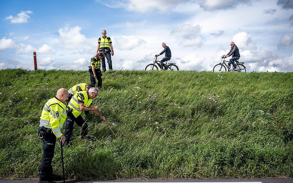 Politie doet onderzoek in de berm op de plek waar Tamar uit Marken werd aangereden. beeld ANP, Ramon van Flymen