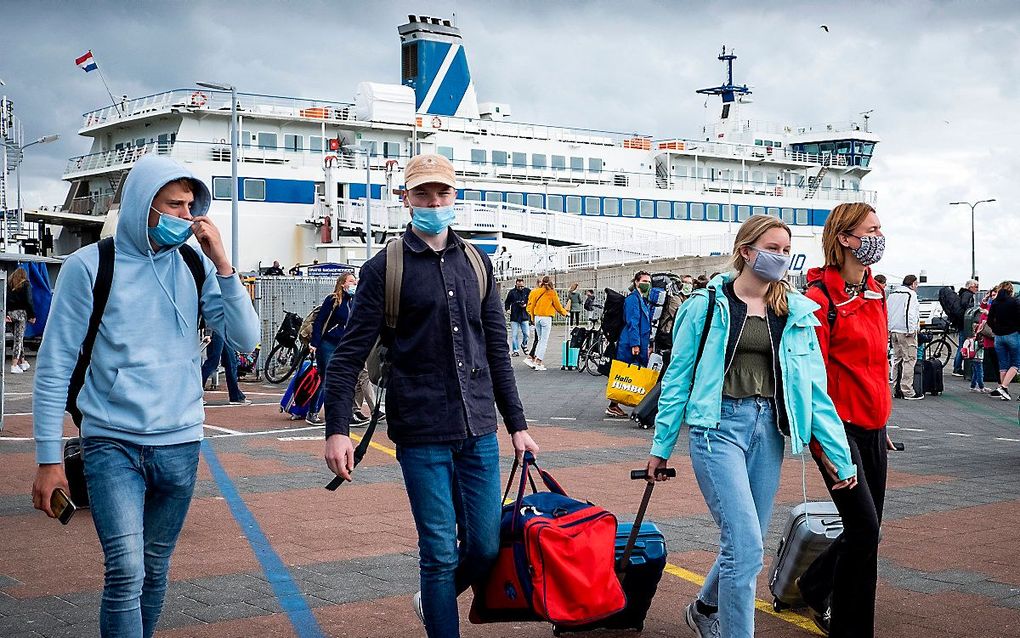 Campinggangers die geen corona hebben, kunnen met een veerboot of watertaxi naar het vasteland en dan terug naar huis. Voor mensen die wel besmet zijn geraakt, wordt een aparte oversteek geregeld. beeld ANP, Sem van der Wal