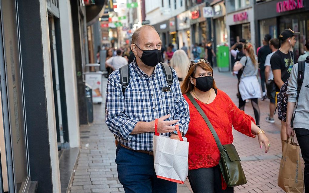 Het dragen van een mondkapje wordt verplicht op drukke plekken in Amsterdam. Het gaat om de Kalverstraat en de Nieuwendijk, de Wallen, en markten op de Albert Cuypstraat en Plein 40-45. Beeld ANP Evert Elzinga