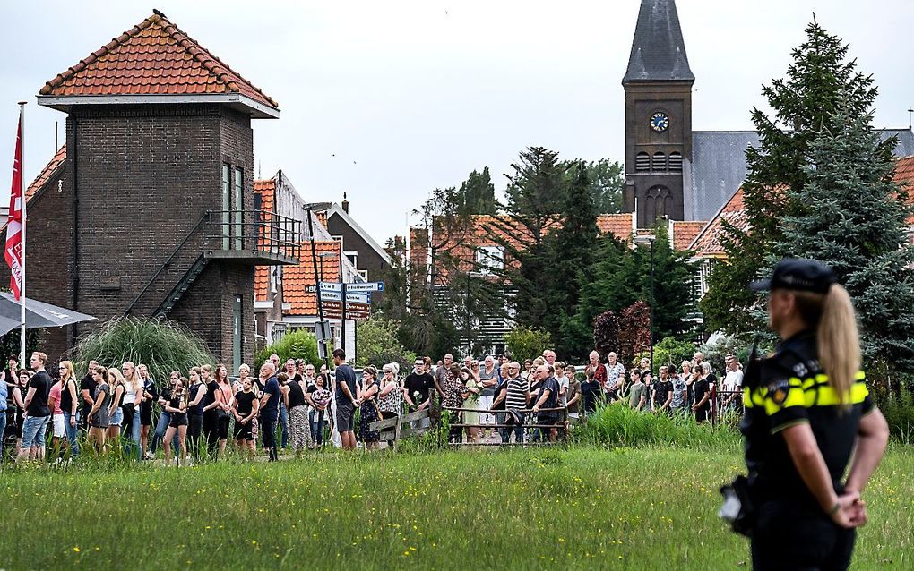 De lijkwagen met het lichaam van de 15-jarige Tamar uit Marken rijdt langs een erehaag. Het meisje overleed nadat ze vermoedelijk door een auto is aangereden op de Waterlandse Zeedijk bij Zuiderwoude. beeld ANP