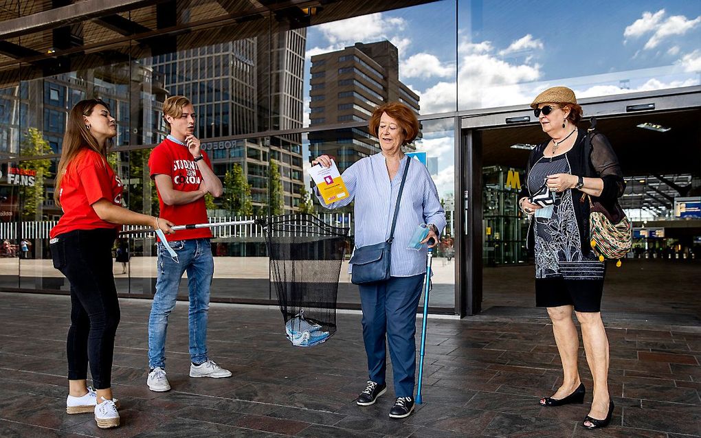 In Rotterdam begon dinsdag een campagne om studenten te wijzen op de coronamaatregelen. beeld ANP, Koen van Weel