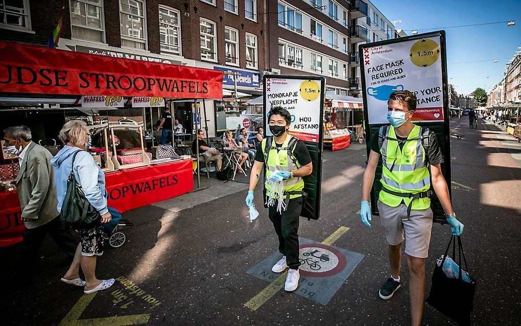 Het kort geding tegen de gemeente is aangespannen door een bewoner en cultureel ondernemer op de Wallen in Amsterdam. Marktkooplui van de Albert Cuyp en protestgroep Viruswaarheid hebben zich bij hem aangesloten. Beeld ANP