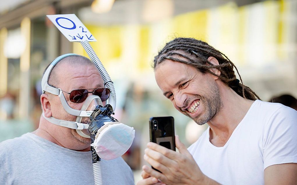 Willem Engel (rechts) van Viruswaarheid en een andere tegenstander van de mondkapjesplicht. Ook een aanzienlijk aantal artsen vindt de huidige overheidsmaatregelen tegen het coronavirus te streng. beeld ANP, Robin van Lonkhuijsen