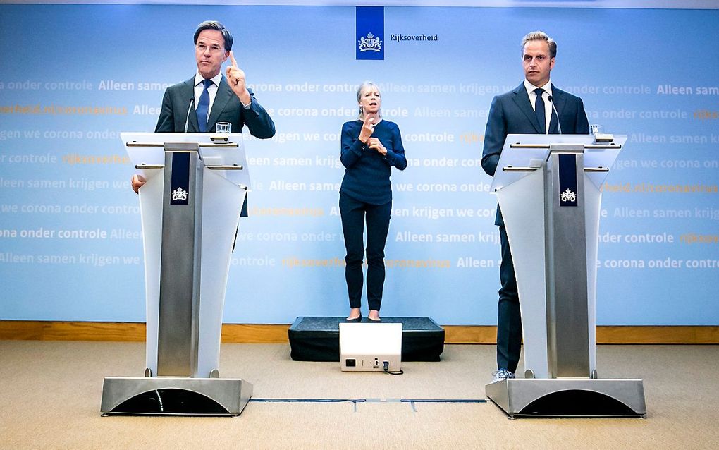 Premier Mark Rutte (L) en minister Hugo de Jonge van Volksgezondheid, Welzijn en Sport tijdens de persconferentie over de huidige stand van zaken omtrent corona in Nederland. beeld ANP