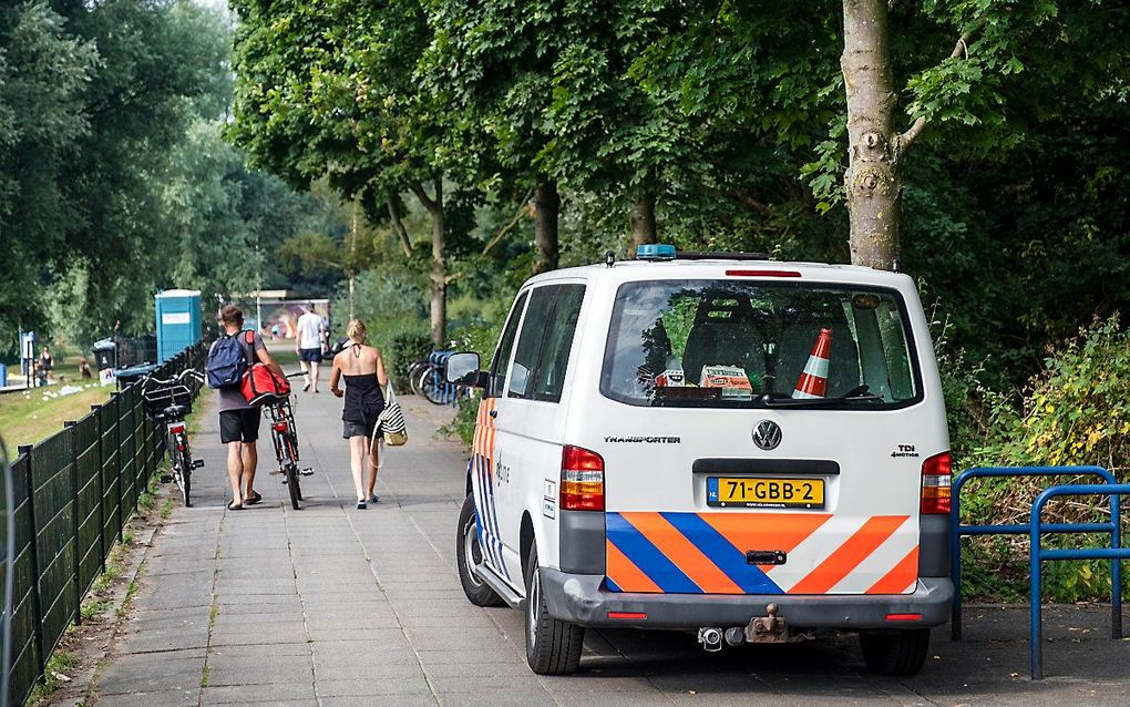 Een politiebusje aan het Nieuwe Meer in natuurgebied De Oeverlanden, waar een schietpartij plaatsvond. beeld ANP