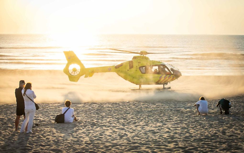 Nadat de hulpdiensten de man uit het water haalden, hebben zij hem gereanimeerd. Het slachtoffer is daarna overgebracht naar het ziekenhuis, waar hij overleed. beeld ANP