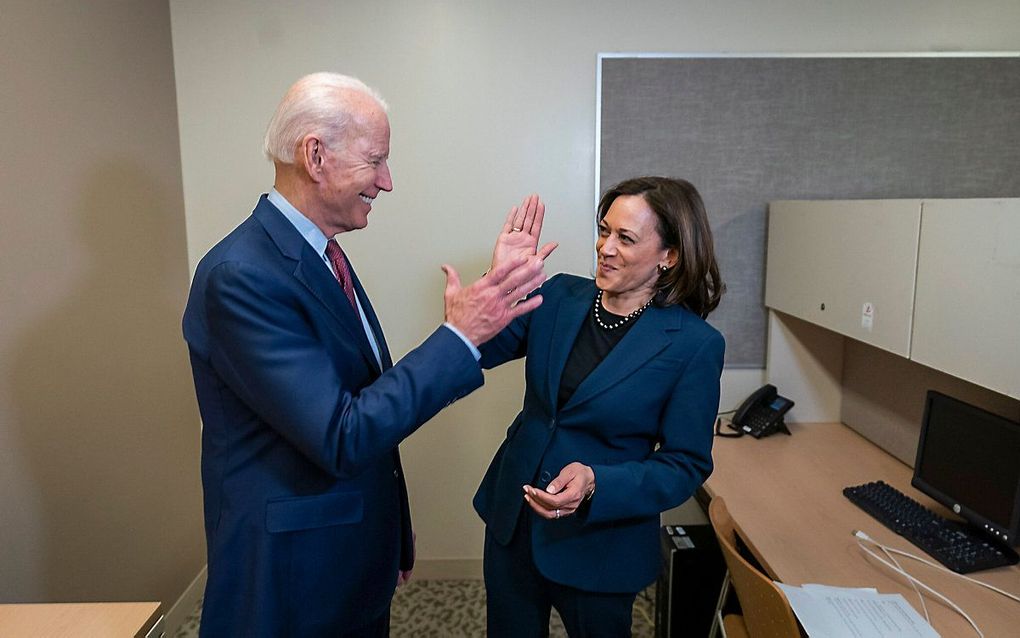 Biden wil met Harris (55) de verkiezingen winnen van de Republikeinse president Donald Trump, die vicepresident Mike Pence als running mate heeft. Beeld EPA