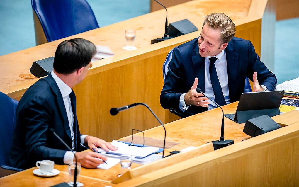 Premier Mark Rutte (l.) en minister van Volksgezondheid Hugo de Jonge woensdag in de Tweede Kamer. beeld ANP, Remko de Waal