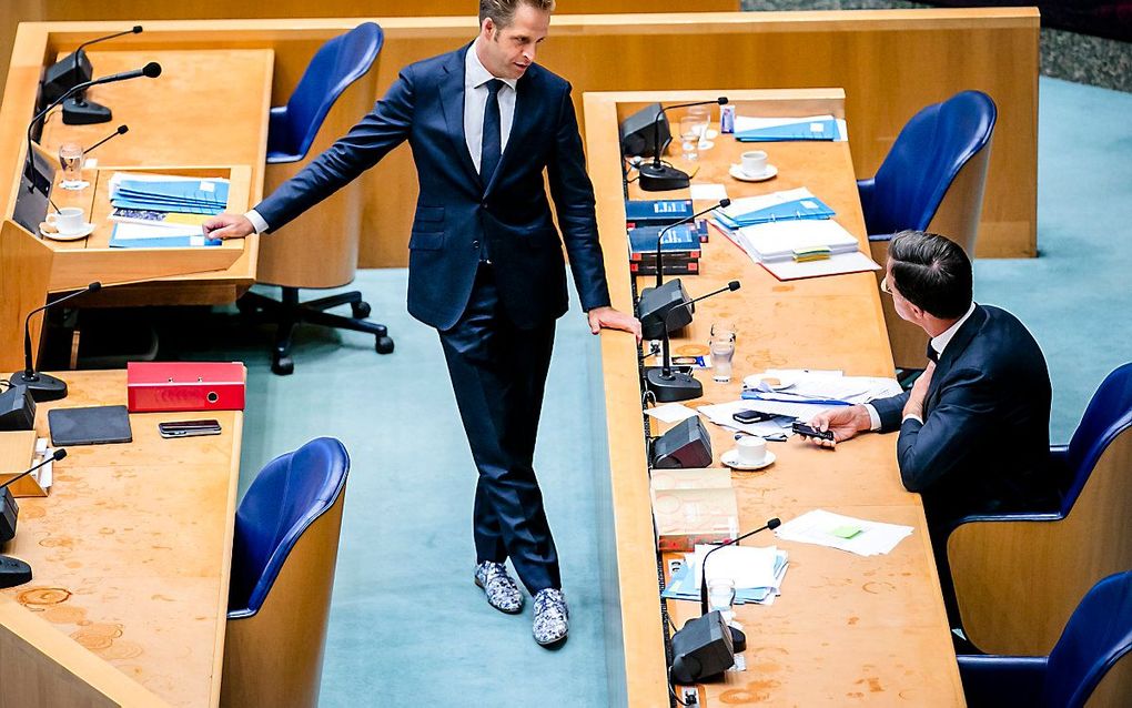 Premier Mark Rutte en Hugo de Jonge, minister van Volksgezondheid, Welzijn en Sport, tijdens een schorsing van een plenair debat over de ontwikkelingen rondom het coronavirus. beeld ANP